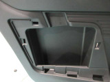 助手席ドア内側に車検証を収納できるボックスがついています