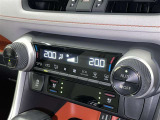 左右独立温度コントロールフルオートエアコンです。運転席、助手席それぞれで独立して温度設定ができます。冷え性の方が乗っても安心ですね♪