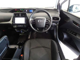 革巻き(合皮製)ステアリングで快適な操作性の運転席です。
