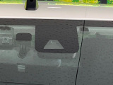 【プリクラッシュセーフティ】前方の車両等を検知し、衝突しそうな時は警報で注意を促し、ブレーキを踏む力をサポート。ブレーキを踏めなかった場合は衝突被害軽減ブレーキが作動、衝突回避をサポートします。