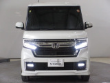 ハロゲンより明るく、より遠くまでさらなる安心感のあるLEDヘッドライトを採用。点灯忘れも防止できるオートライトコントロール機構付きです。