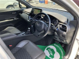 高いホールド性で運転姿勢が安定します。長距離ドライブでも疲れにくいのが魅力です。快適なドライビングライフをお送りください♪