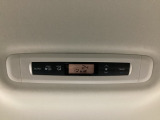 ルーフ中央にエアコン操作パネルがついていますので、2列目・3列目にお乗りの方も快適に過ごせます。