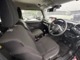 【運転席】座り心地が良いシートなので長時間の運転でも快適にお過ごしいただけます。新品のフロアマットのご注文も可能です。掲載箇所以外にご希望の写真がございましたらお気軽にお問い合わせ下さい。