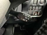 クルーズコントロール機能が付いています。 速度を設定するとアクセルを踏まなくても一定の速度で走ることができます。  高速道路ではとても便利な装置なんです。
