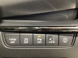 運転席脇のクラスタースイッチ部分にはカメラ切り替えスイッチ、パーキングセンサー、その他走行系スイッチを集中配置しております。