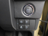 電子カードキーを携帯し、ブレーキを踏みながらスイッチを押すと、自動的にエンジンが始動します。