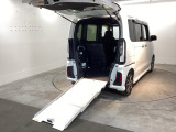 スロープにより車いすのままで乗り降りできます。車いすをご利用の方の移動をサポートするとともに、介護する方の負担を軽減します。