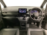車内は光触媒抗菌消臭施工済です。インパネ周りはスタイリッシュなデザインで機能や装備も充実しています。グローブボックスやカップホルダーのほかにトレーなどたくさんの収納スペースが付いています。
