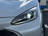 【LEDヘッドライト】悪天候や夜間走行時も良好な視界を確保し安心して運転できる高輝度LEDヘッドライトを装備!点灯速度が早く、消費電力も抑えられています。