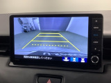 リバースギアに入れるだけで後方の表示へ切り替わります。夜間や雨の日の駐車も楽になりますよ。