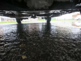 下回りは綺麗です。防錆塗装のレジンアンダーコートをお勧めします。融雪剤の影響から守るだけでなく石、砂からのノイズをはじくので、走行中は静かです。ぜひ、お勧めのアンダーコートレジン塗装をお勧めします。