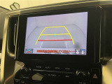 後方の見える安心をお届けするバックガイドモニター付:バックするときのアシストラインもあって楽々バック!車庫入れや縦列駐車をサポートし、苦手な駐車も安心です!今やもう手放せない装備ですネ♪