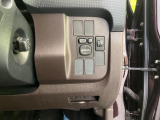 【電動格納ミラー】サイドミラーは電動格納式となっており、狭い駐車場でもキズがつくリスクを抑えられます。