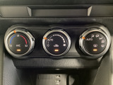 空調スイッチ類は最近流行のタッチパネル式ではなく、運転中でも直感的に操作できるダイヤル式を採用しております。