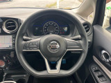 インテリアに合わせたデザインのステアリングは、運転される方のことも考え、運転しやすい形状、大きさです。是非一度、実際に触ってお確かめください。