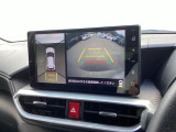 バックギアに入れますとご覧のような画像に自動的に切り替わります。車庫入れ時に役立ちます。