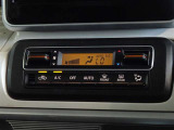 車内を快適に、オートエアコンを装備しています。