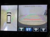 パノラミックビューモニター付きです。車両を上から見たような映像をディスプレイオーディオ画面に表示。運転席からの目視だけでは見にくい、車両周辺の状況をリアルタイムでしっかり確認できます。