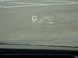 カラーヘッドアップディスプレイ付き。少ない視線移動で情報を確認できるので、運転の疲労軽減に繋がりますよ♪