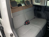 コンパクトでも車内広々。頭上空間も広く快適にお過ごしいただけます。後席足元空間も十分な広さを確保しております。座面も厚く快適です!