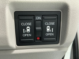 【両側パワースライドドア】両側がパワースライドドアになっており、運転席のスイッチやスマートキーでも開閉が可能です!開口部も広いので乗り降りも楽々♪