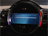 『運転』に対するBMWのこだわりはメーターパネルにも表れております。視野性の良いメーターパネルは疲労感の軽減と、運転の楽しさをもたらしてくれます。