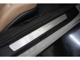 ドアを開けると911カレラのプレートが存在感を放ちます。お車に乗り込む時から911カレラの特別感を感じることができます。