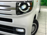 【LEDヘッドライト】悪天候や夜間走行時も良好な視界を確保し安心して運転できる高輝度LEDヘッドライトを装備!点灯速度が早く、消費電力も抑えられています。