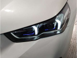 【LEDヘッドライト】先進のLEDテクノロジーを採用。放射される白色光の周波特性は太陽光に近く、バイキセノン・ヘッドライトを上回るコントラストで更に明るく輝きます!