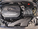 【BMWエンジン】革新的なガソリン・エンジン・テクノロジーによる高性能かつ高効率。レスポンスの良いパワーを発揮。常にスムーズな吸気を実現しアクセル開度にダイレクトに反応しドライビングを楽しく演出。
