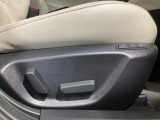 運転席にはパワーシートを装備!シート位置を記憶するメモリー機能付きなのでご夫婦で2名分セットすると便利です♪
