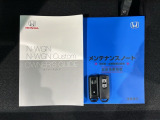 スマートキーは鍵をバッグに入れたままでもドアロックの開閉やエンジンのON・OFFができます。夜間や雨の日も鍵を探さなくて良いので便利です。