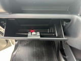 グローブボックスです!車内の収納力もある車です!