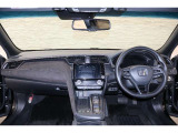操作性に優れた運転席となります!小物入れや各ボタンの配置にこだわり、使いやすいです!座り心地もよく視認性も良好なのでロングドライブもお任せ下さい!