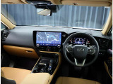 デザインもよく、居心地のよい運転席ですね。分かりやすいスイッチ類ですから操作もしやすく運転をサポートします。