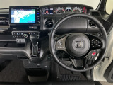 【ハンドル】運転にかかわる様々な操作を安全に行えるように視点移動が少なく操作性に配慮されたスイッチ類が凝縮されたコックピットです。