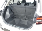 ラゲージスペースには洗車道具や工具など、常に車に積んでおきたい物の収納に便利な床下収納もあります!ここに収納しておけば、走行中にゴロゴロ動くこともなくなりますネ♪