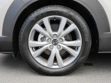 18インチ純正アルミホイールを装備。タイヤサイズは215/55R18となります。