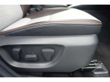 運転席にはパワーシートが付いております。パワーシートは指先1つで操作出来るためチカラの弱い女性の方でもシートに座ったまま操作出来ます♪