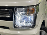 【LEDヘッドライト】悪天候や夜間走行時も良好な視界を確保し安心して運転できる高輝度LEDヘッドライトを装備!点灯速度が早く、消費電力も抑えられています。