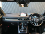 フロントピラーの位置を従来よりも後方にレイアウト。運転席からの視界の広がりを向上。車両の周囲の状況を、いち早く知ることで、安全に運行できます。