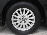 純正アルミホイールは精度が高く、走行の安定性が優れています。タイヤサイズ195/65R15