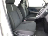 しっかりとした造りで、ホールド性のあるシート。快適な運転をお楽しみください