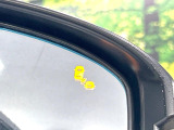 【ブラインドスポットインフォメーション】走行中、ドアミラーの死角になりやすい箇所に後続車が接近するとサイドミラー付近に警告を表示、ドライバーに注意喚起をしてくれます。