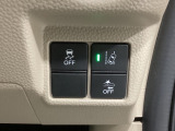 Hondaセンシング用の、VSA(ABS+TCS+横滑り抑制)解除と路外逸脱抑制機能のオンオフスイッチなどはハンドルの右側に装備しています。