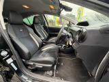足元もゆったり、車内も広々快適です!もちろん助手席への移動も楽々可能です!