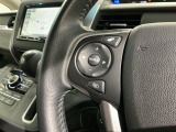 ステアリングにオーディオ操作スイッチが付いています。オーディオ画面に直接タッチしなくても操作が出来ますので、運転に集中できます。