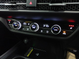 オートエアコンは左右席で独立温度コントロールが可能です。運転席はキンキンに冷やして助手席はマイルドにと言った設定が可能です。暑さ寒さでケンカすることもなくなりますね。