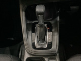 CVT車のセレクトレバーです。低速から高速まで、変速ショックのないスムーズな走りと、エンジン効率のよい領域を維持して燃費にも貢献します。サイドブレーキはスイッチ操作の電子制御パーキングブレーキです。